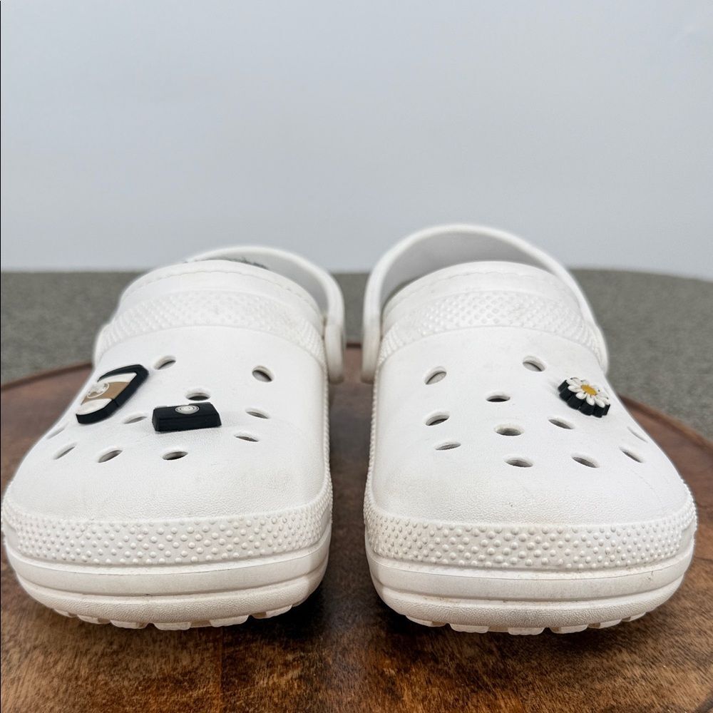 CROCS Shoes Men 6 Wm 8 White Clogs Gray Faux Fur Lining Coffee Camera Daisy - Picture 2 of 11
